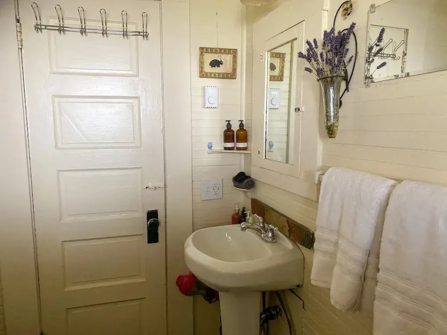 Upstairs at Thevictorian - Lush Walkable and Dog-friendly Retreat - Steps From Downtown Bellingham