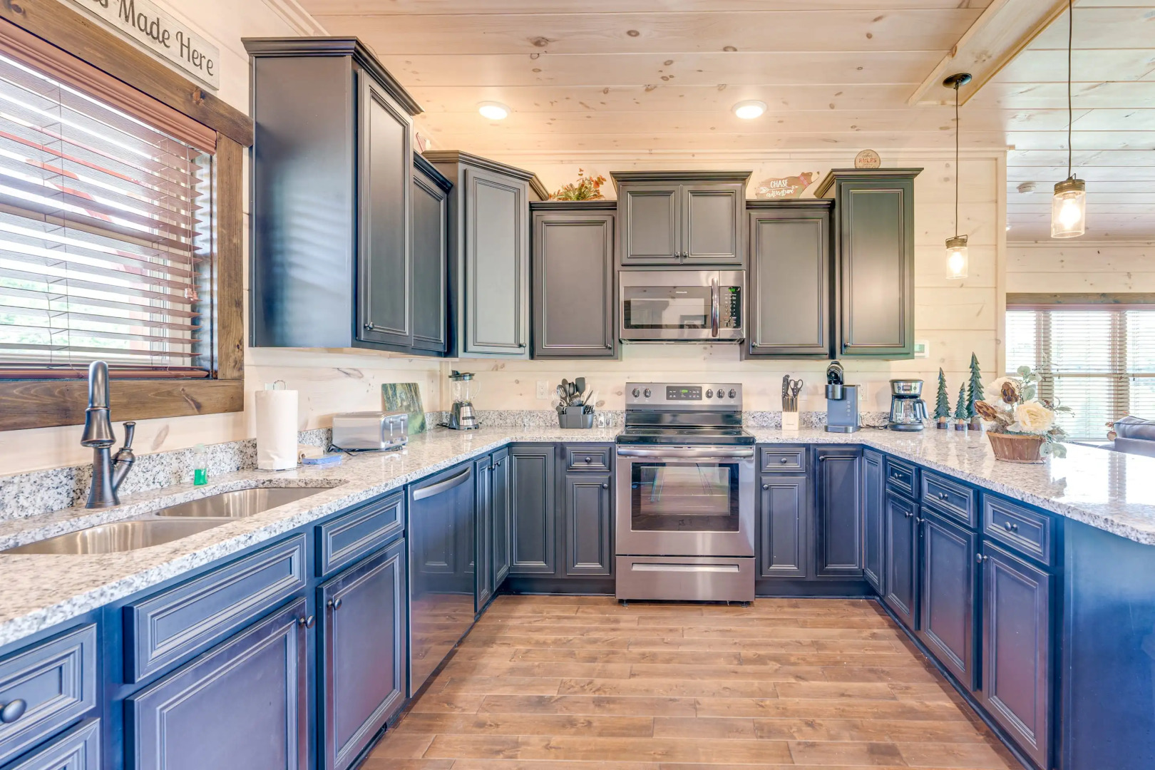 T-Bears Cabin: Hot Tub, Game Room, Theater Room