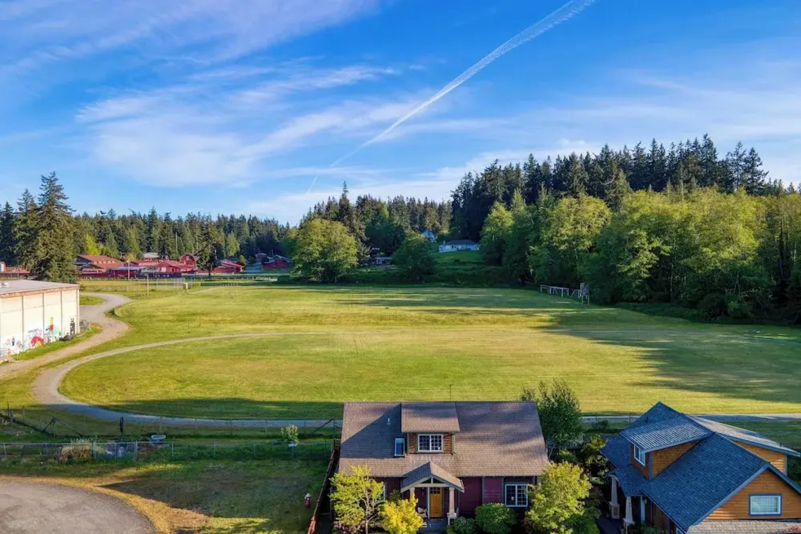 Sunny Backyard, Fireplace, Coastal Access in Peaceful Neighborhood Near Shopping