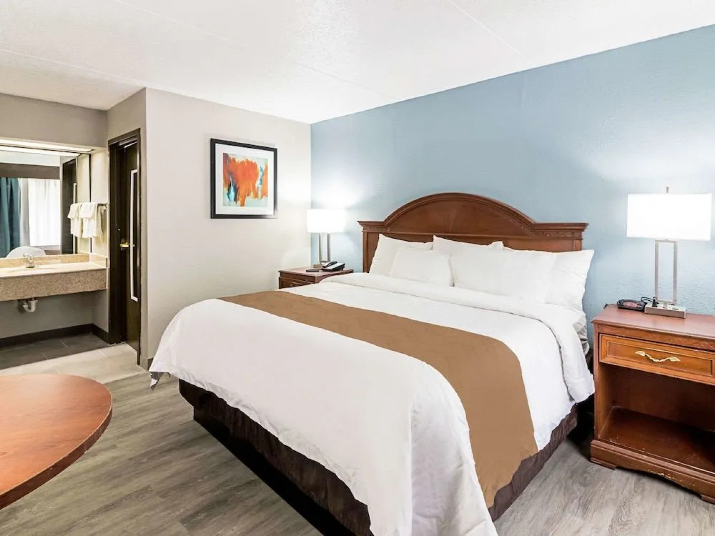 Farragut Inn & Suites