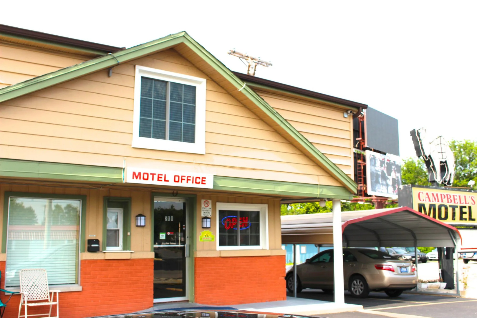 Hometowne Inn & Suites