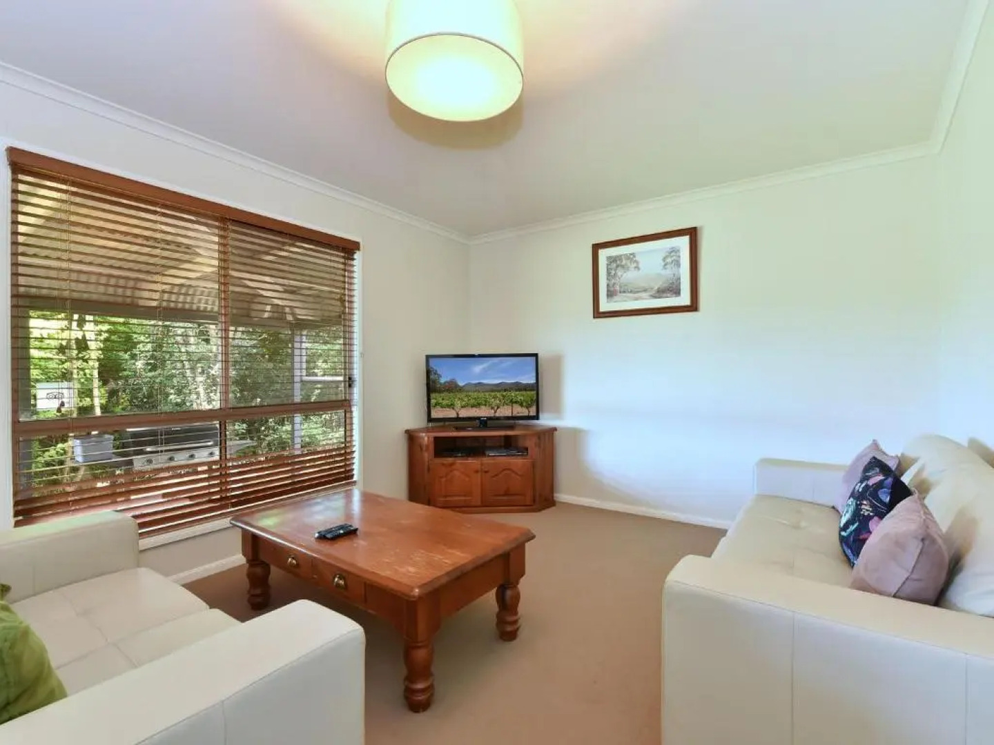 Palmers Lane On Vineyard Homestead with Pool offers a large 5br home and 2br cottage formerly Gemelli