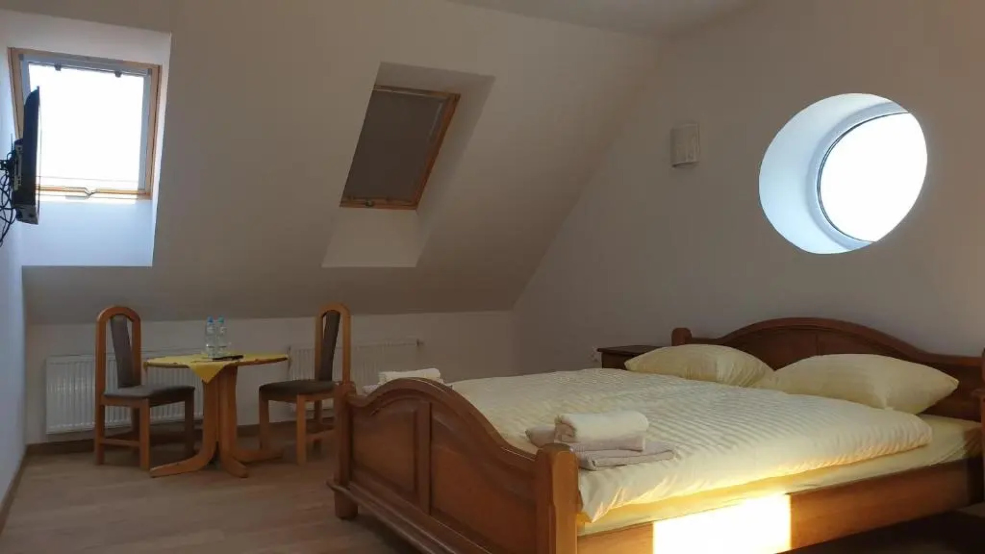 Dwór nad jeziorem w Bieniaszach