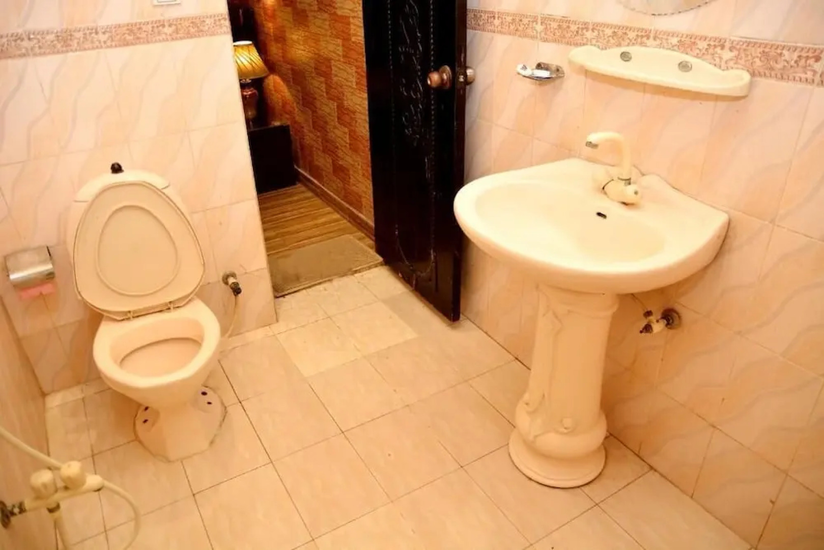 Hotel Pine Breeze And Restaurant