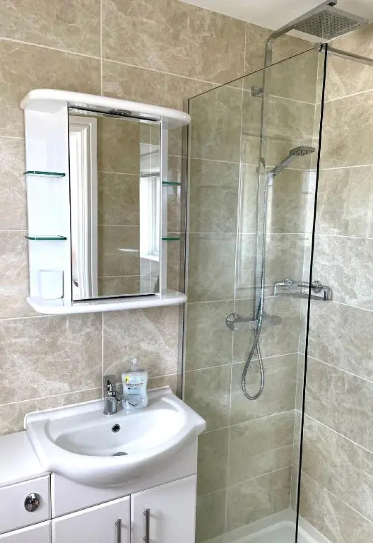 Sunny Corner, Padstow. Spacious 3 bedrooms, 2.5 bathrooms, parking, garden.