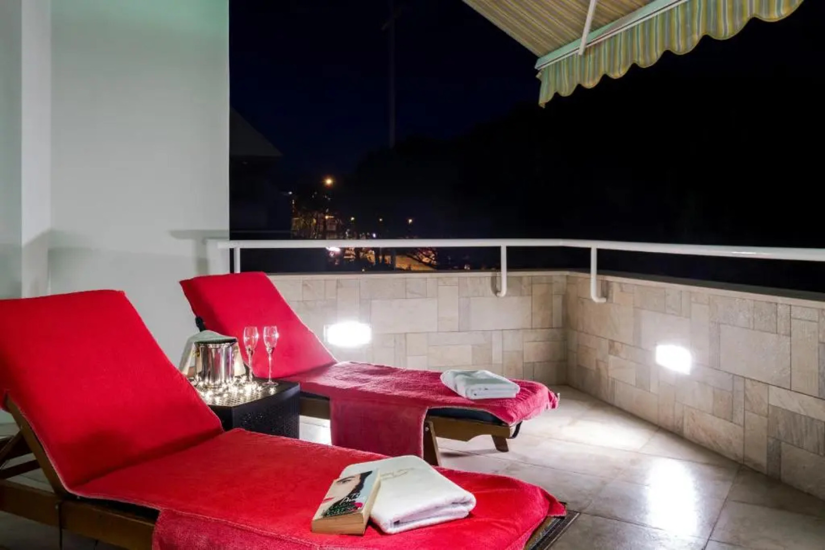 Luxury Seaside Apartment