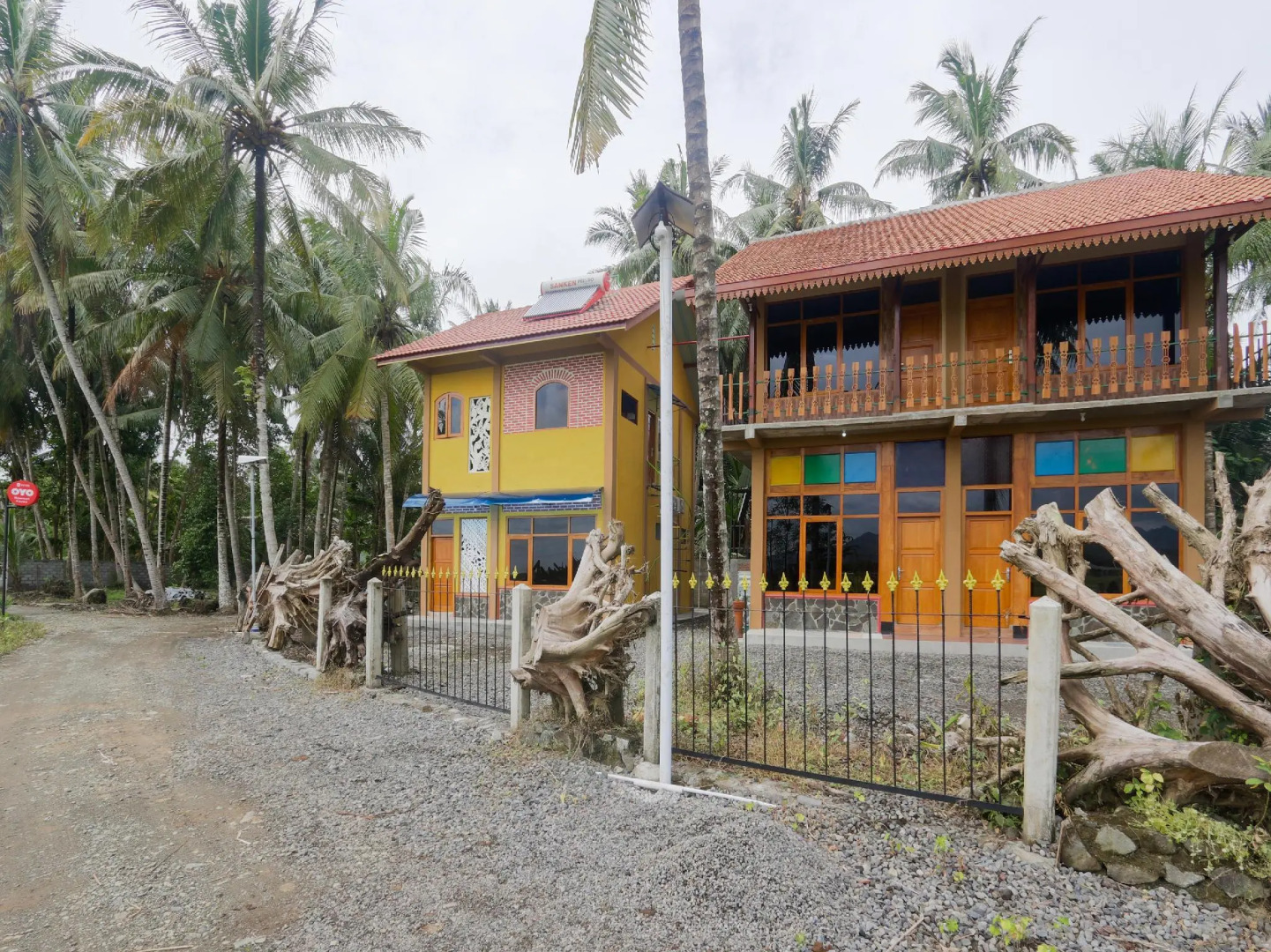 OYO 90189 Roemah Kayoe