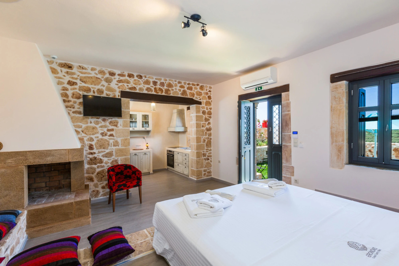 ERONDAS Cretan Country Villas