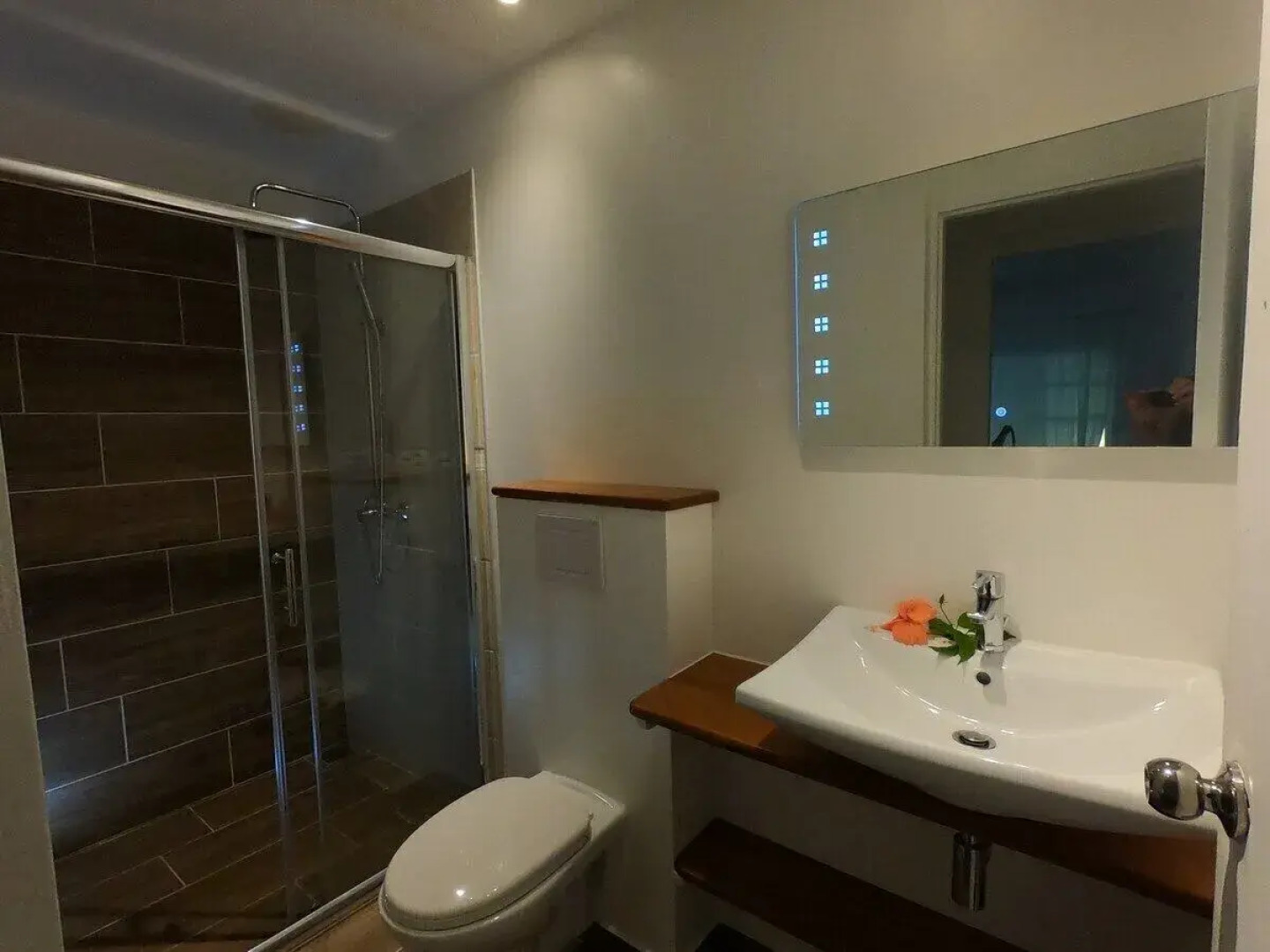 Moana Breeze Eco Lodge