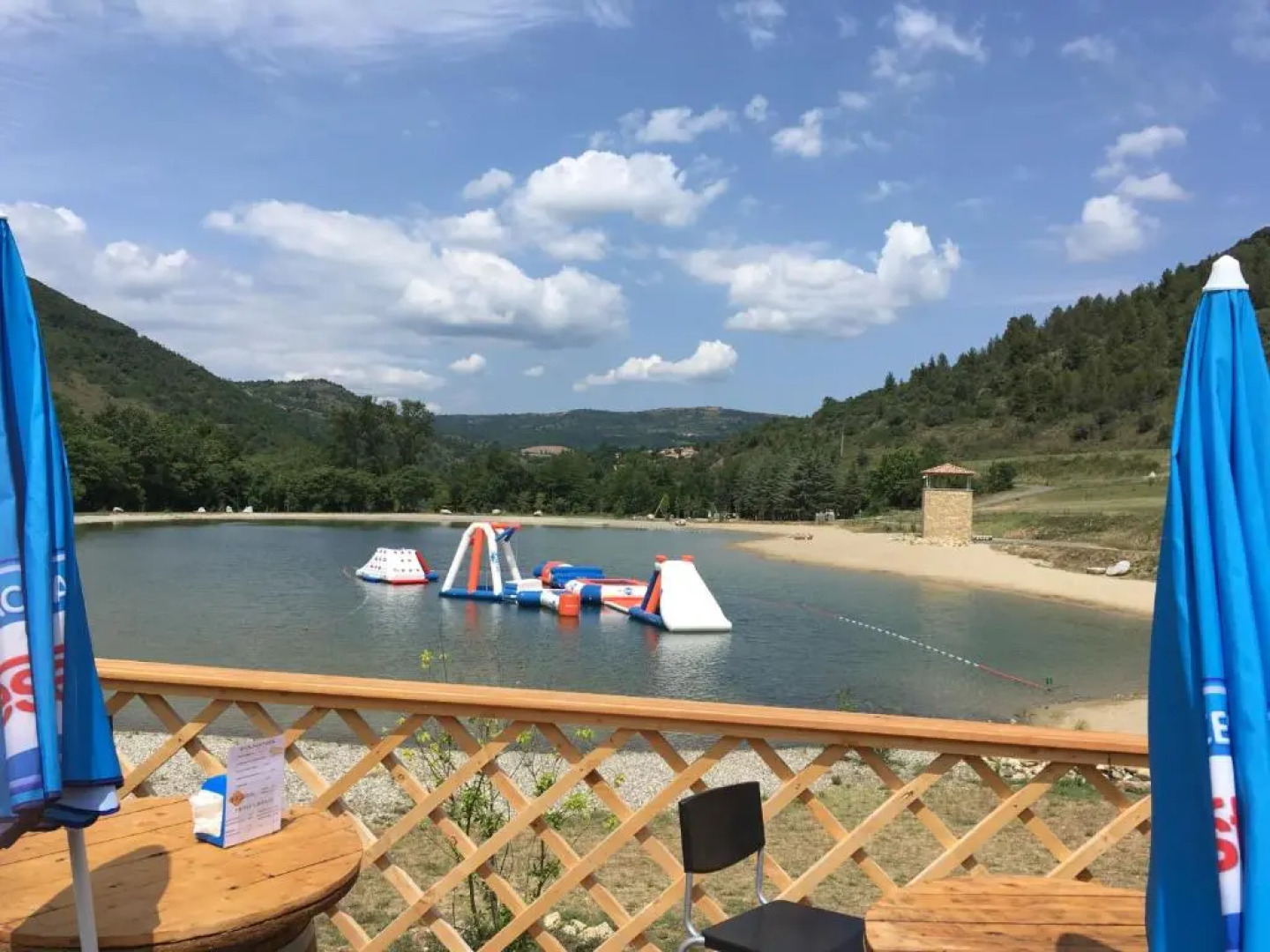 Entre l'église et la place