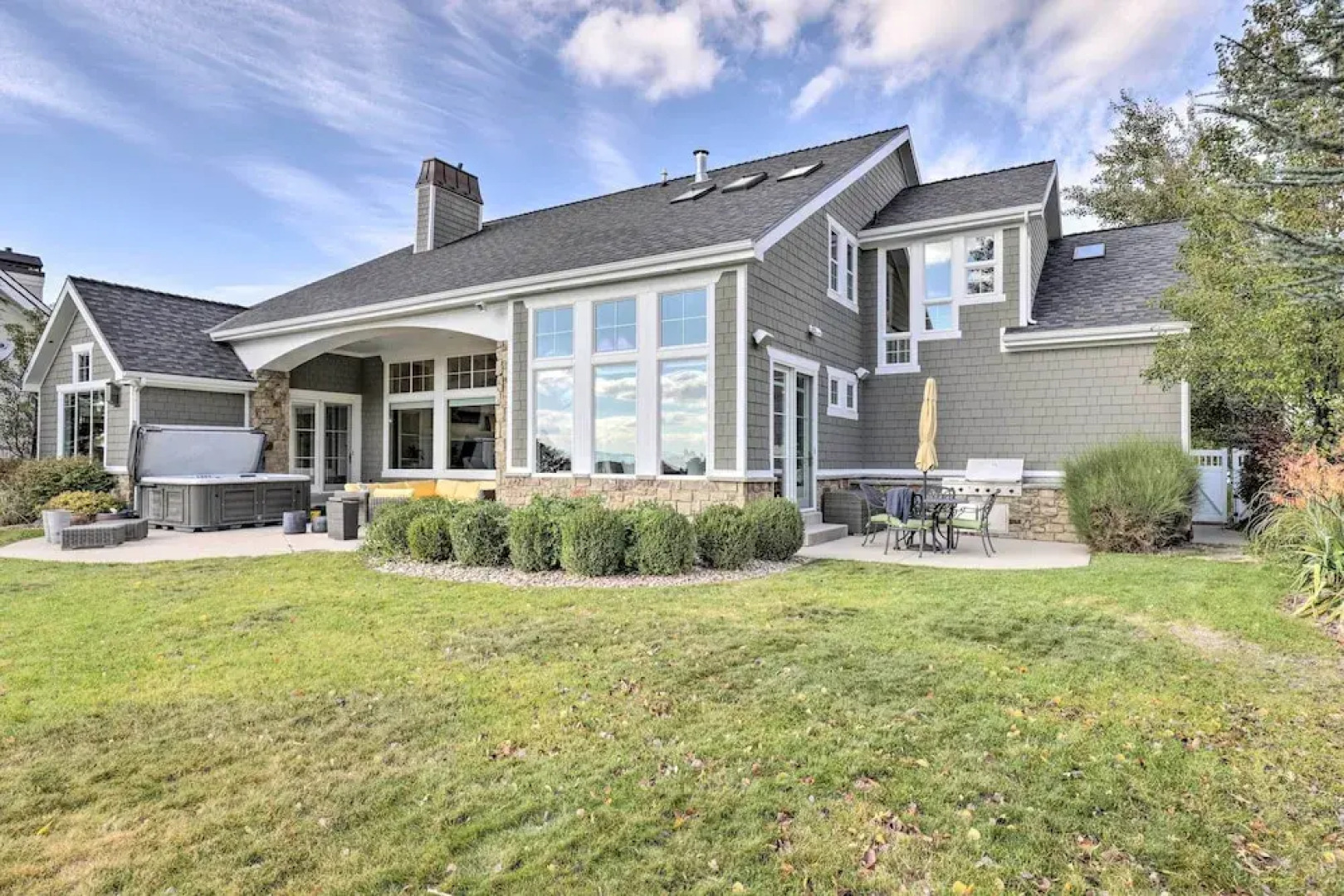 Luxe Sandy Home w/ Hot Tub: 9 Mi to Skiing!