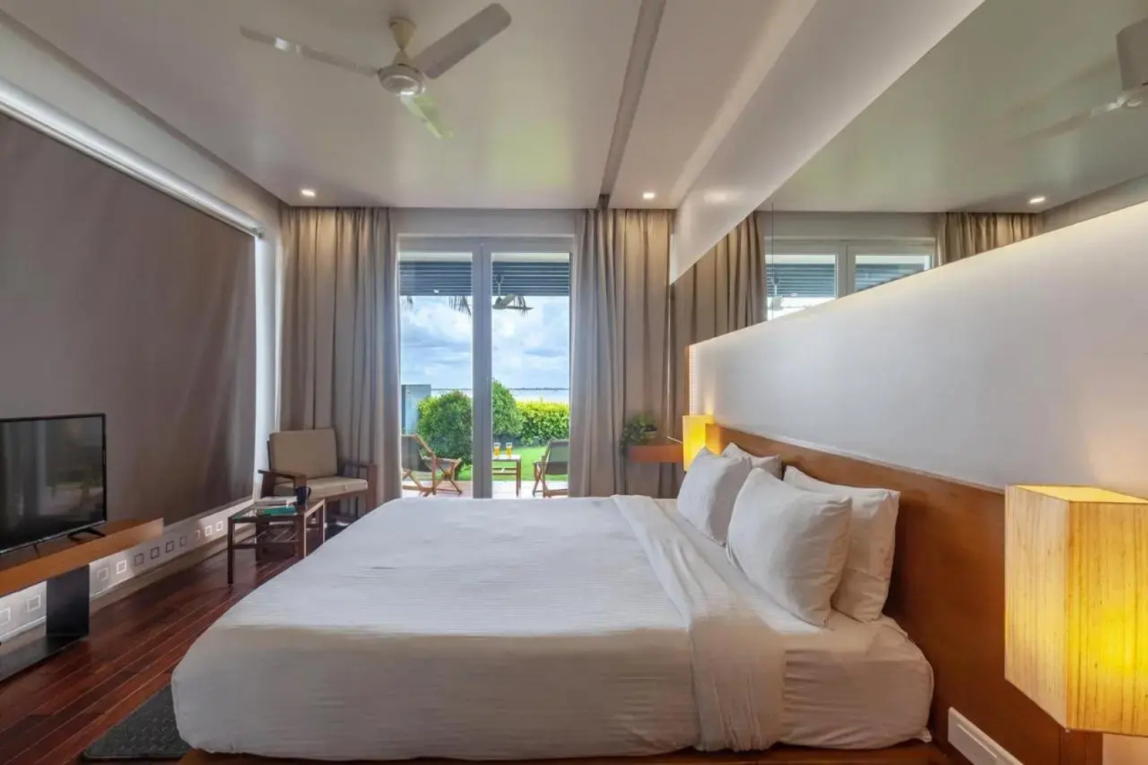 Rain Dance HouseBoat