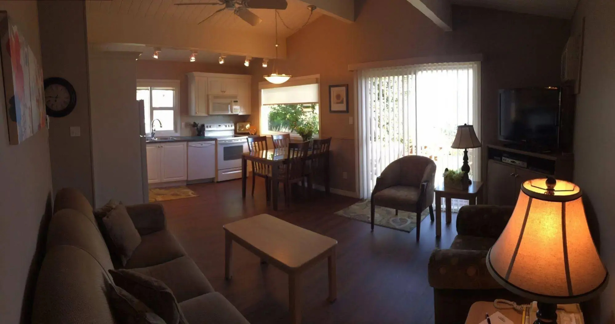 Casa Loma Lakeshore Resort