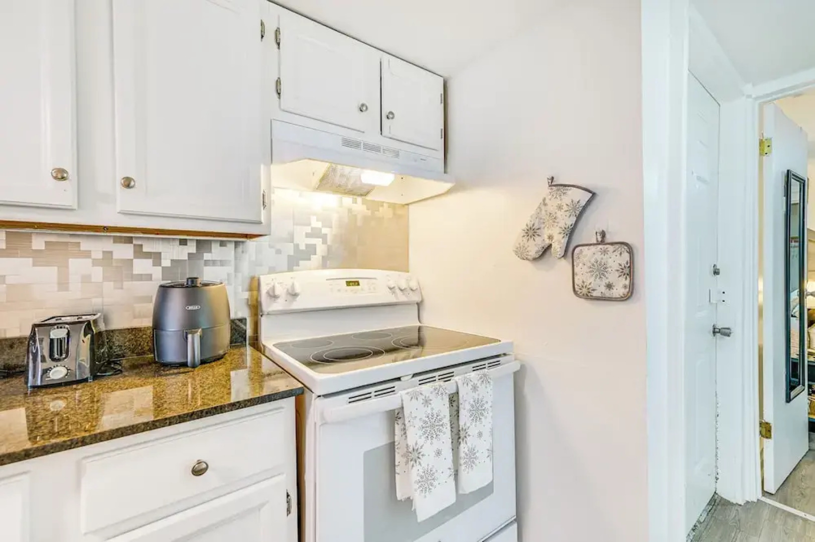 Walk to Downtown Albany: Ten Broeck Triangle Apt!