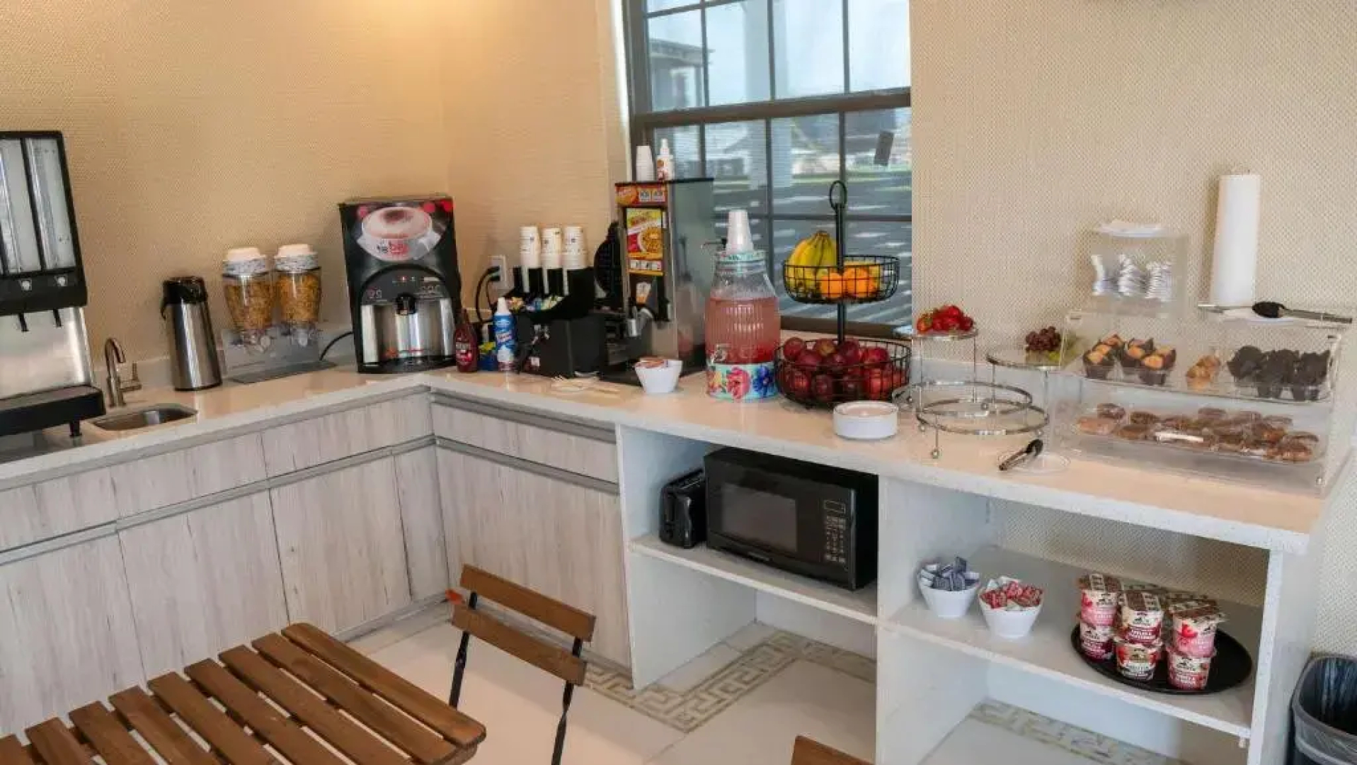 Comfeeni Inn and Suites