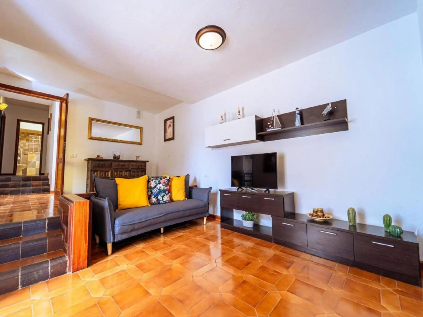 Enticing holiday home in Arico El Nuevo with outdoor pool