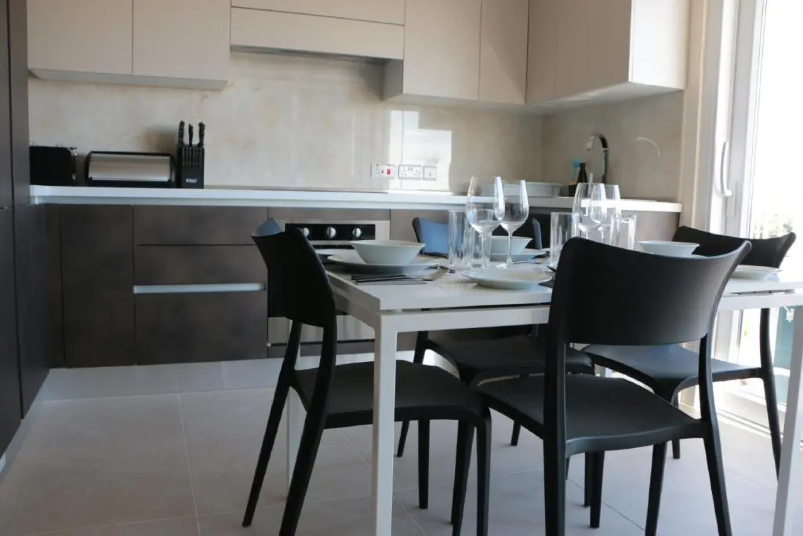 Wileg 4A Luxury Studio Apartment with Shared Swimming Pool.