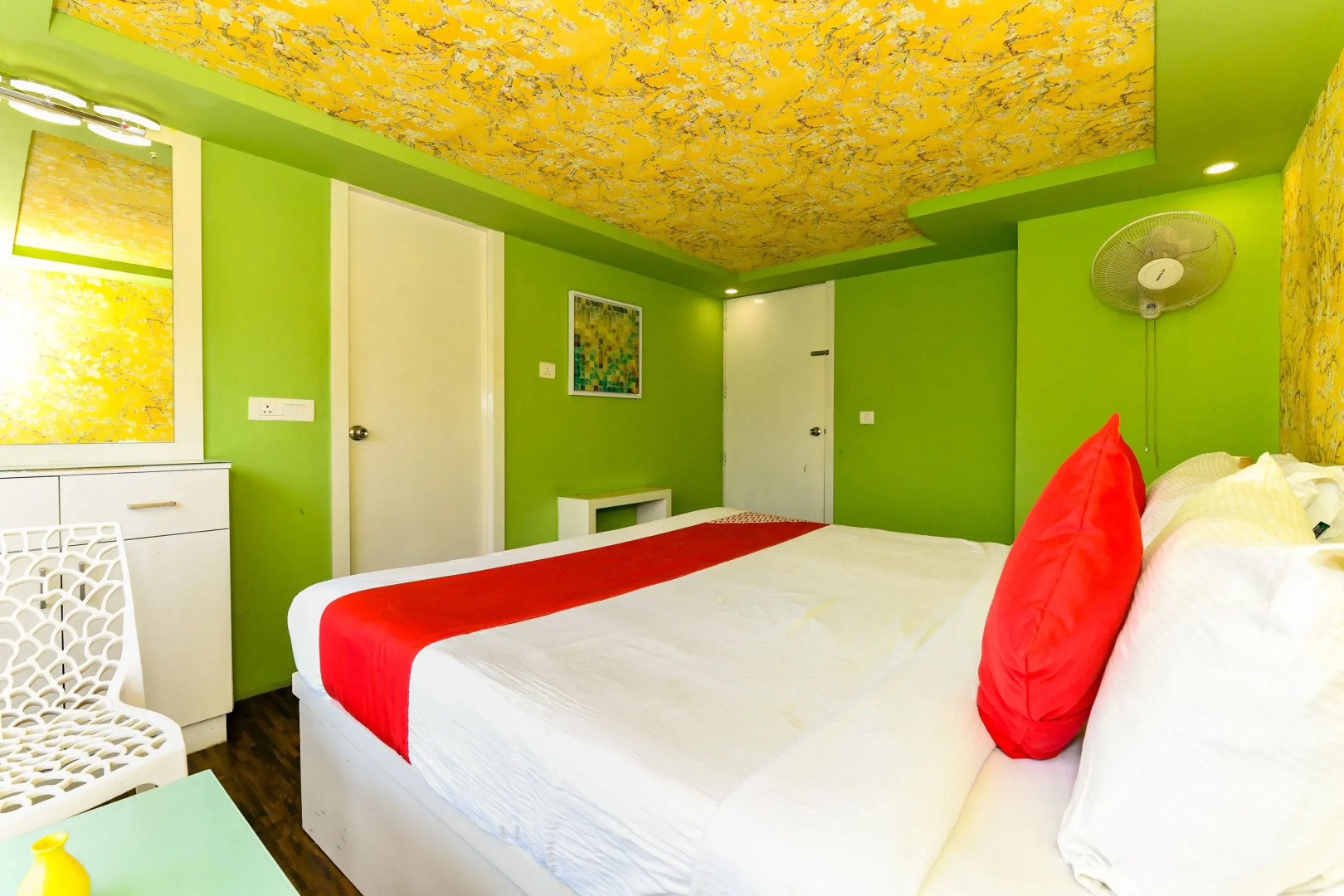 OYO 24611 Houseboat Water Cruise Sharing