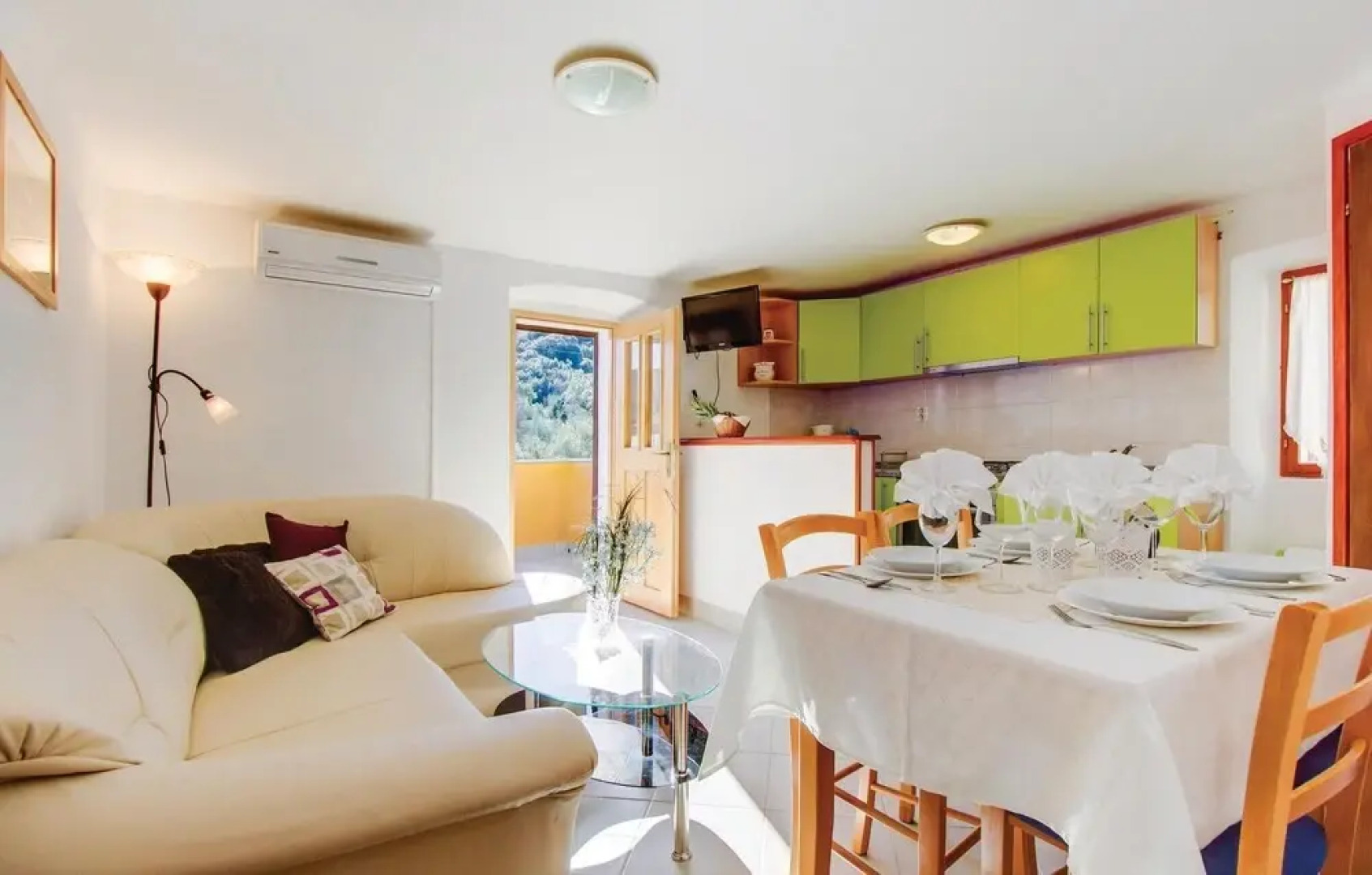 Awesome Apartment in Valun With 1 Bedrooms