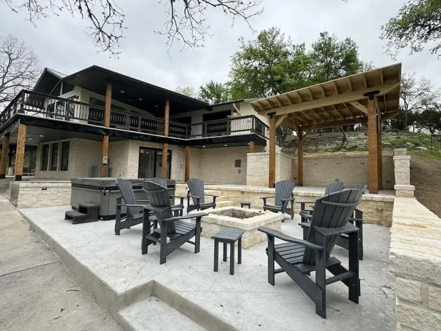 Luxury Riverfront Villa With Firepit & Gameroom!