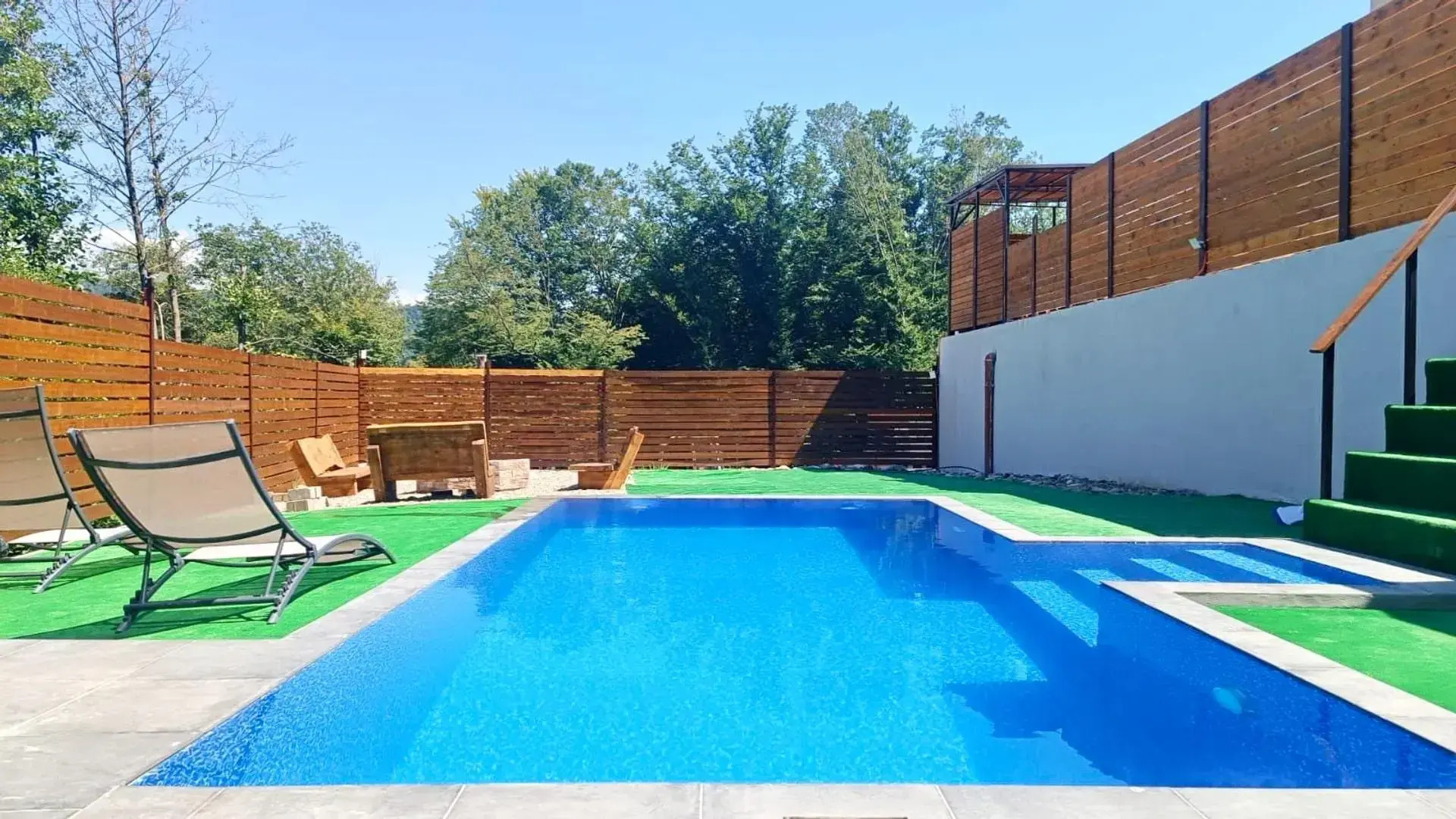 Стильный дом с теплым бассейном и сауной