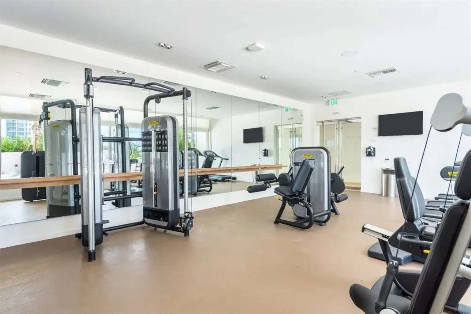 Top Fort Lauderdale Condo 7th Floor - Private and Sanitized, Hotel Amenities, Free Parking for Stays Over 27 Days, 400 ft From the Beach. Hosted by Super Host!