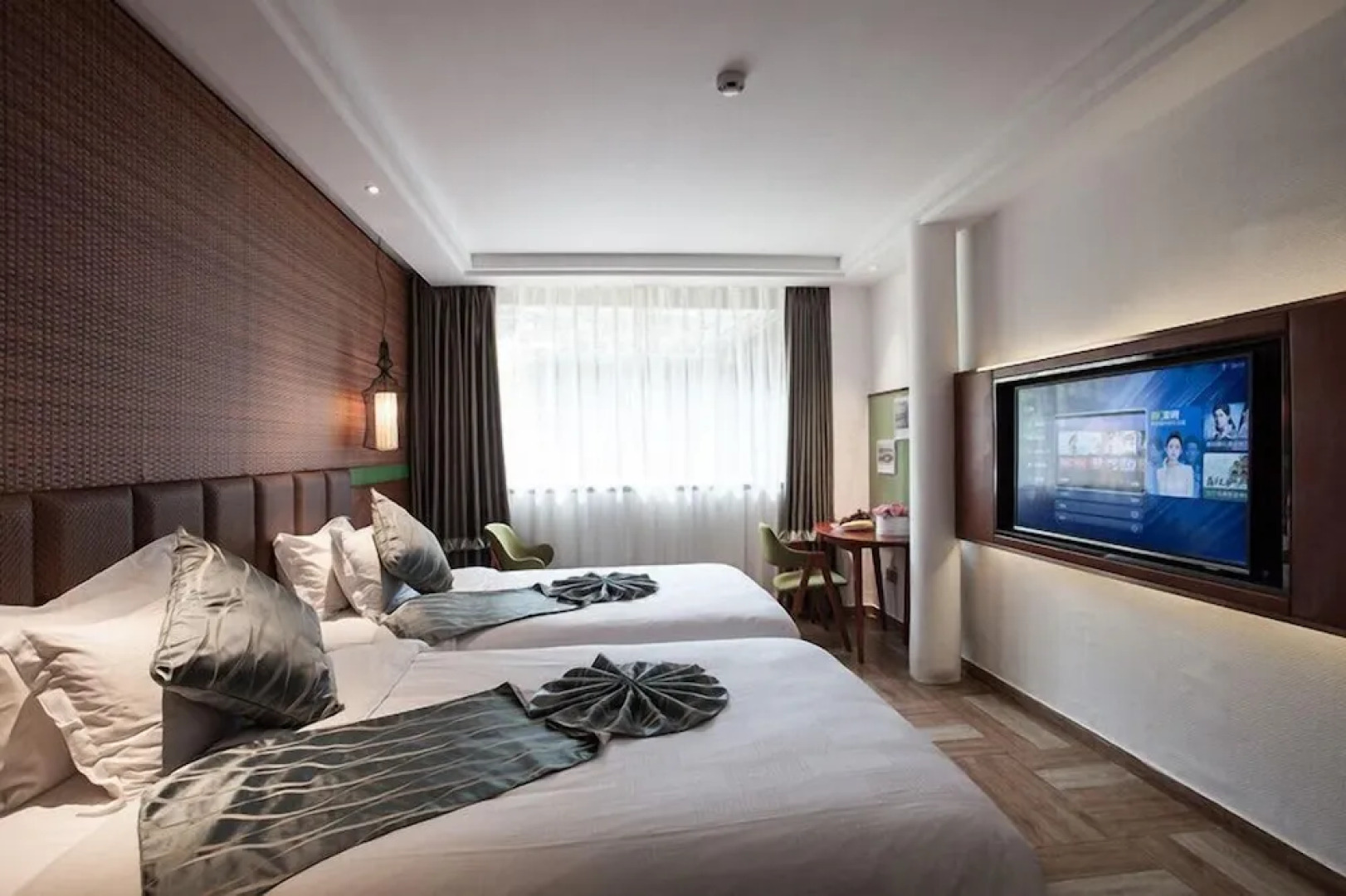 Yurong West Lake Cottage Resort Hotel