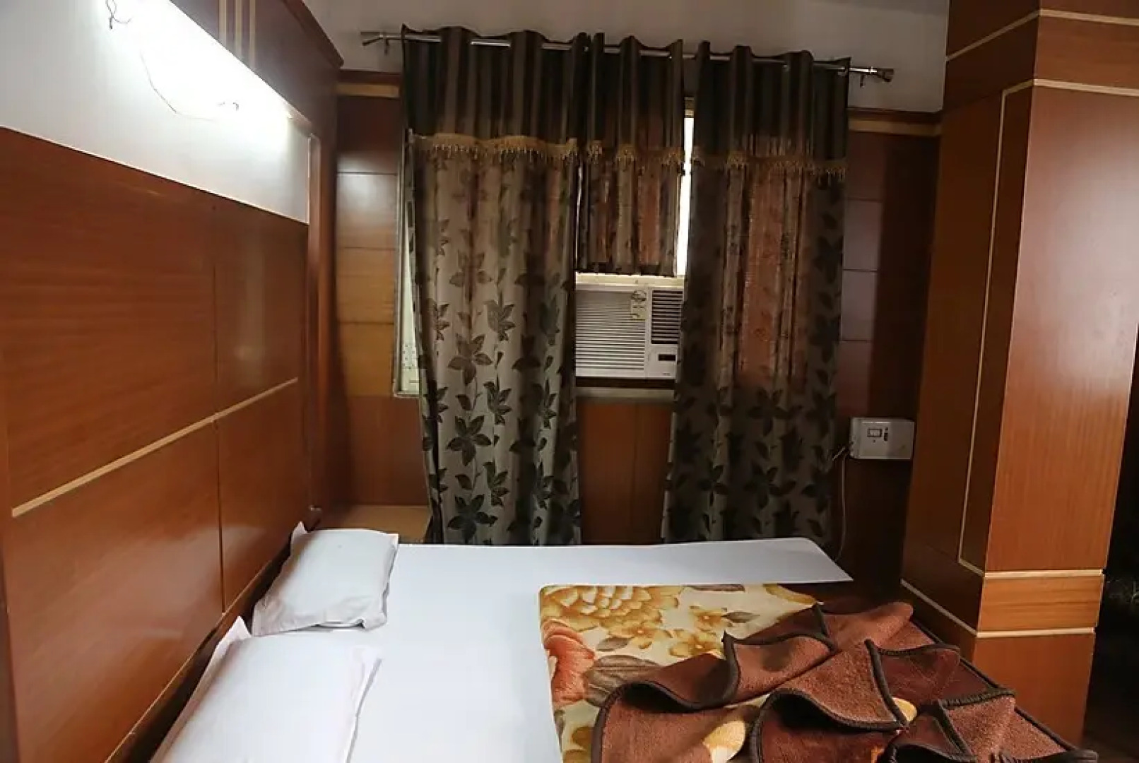 White House Tourist Lodge