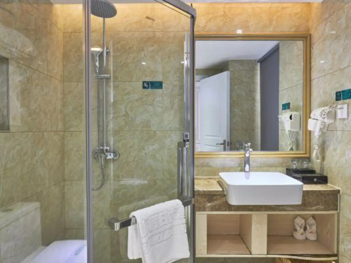Hua Lian Business Hotel