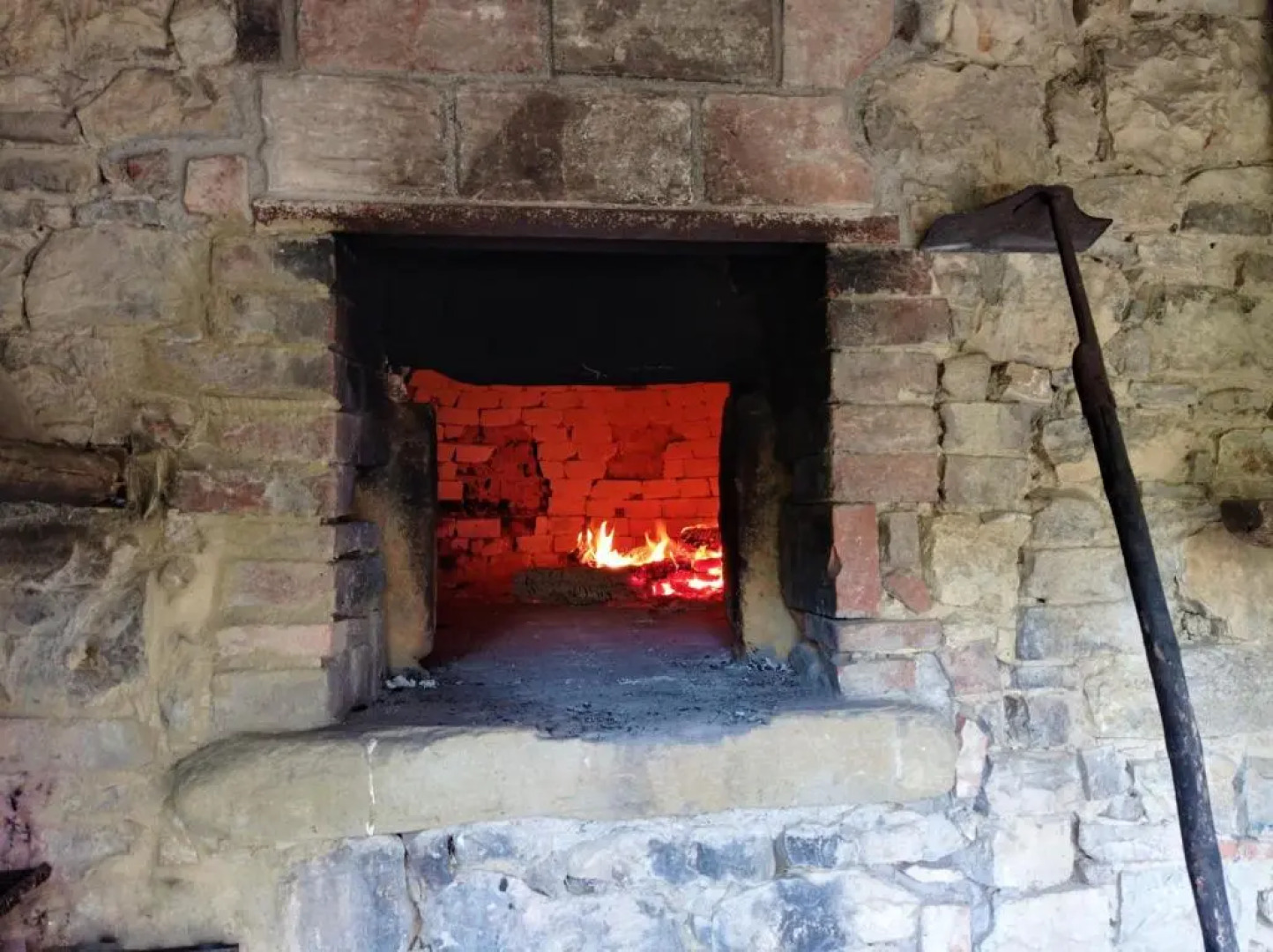 Umbrian Farmhouse Retreat With Private Pool and Garden