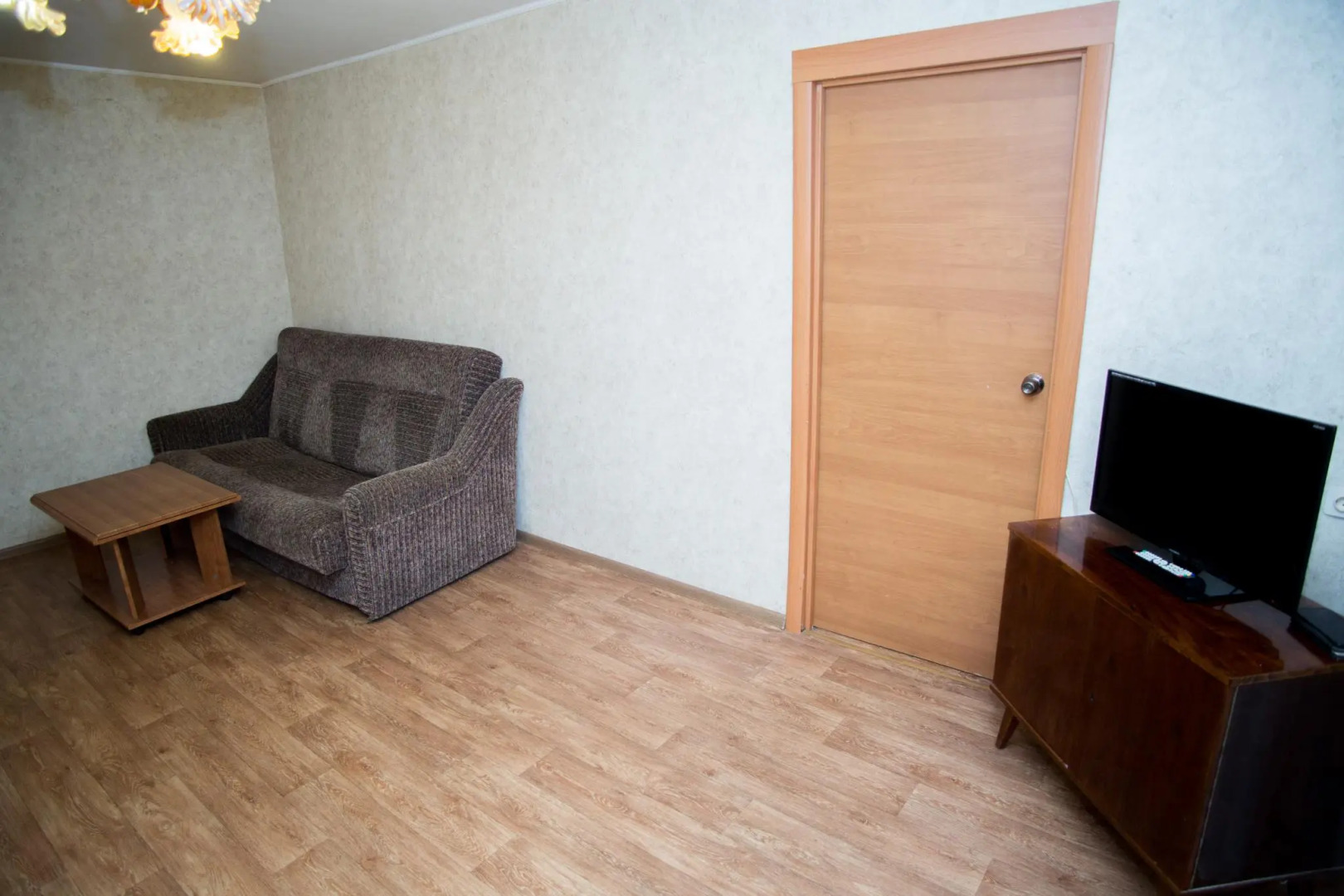 По суткам 33 на улице Горького 77