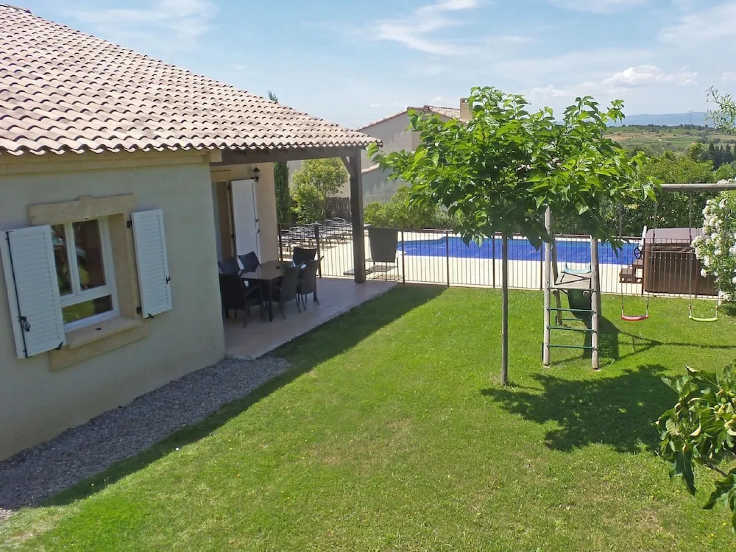 Villa with air-con, heated pool, jacuzzi, fenced garden and kids play equipment