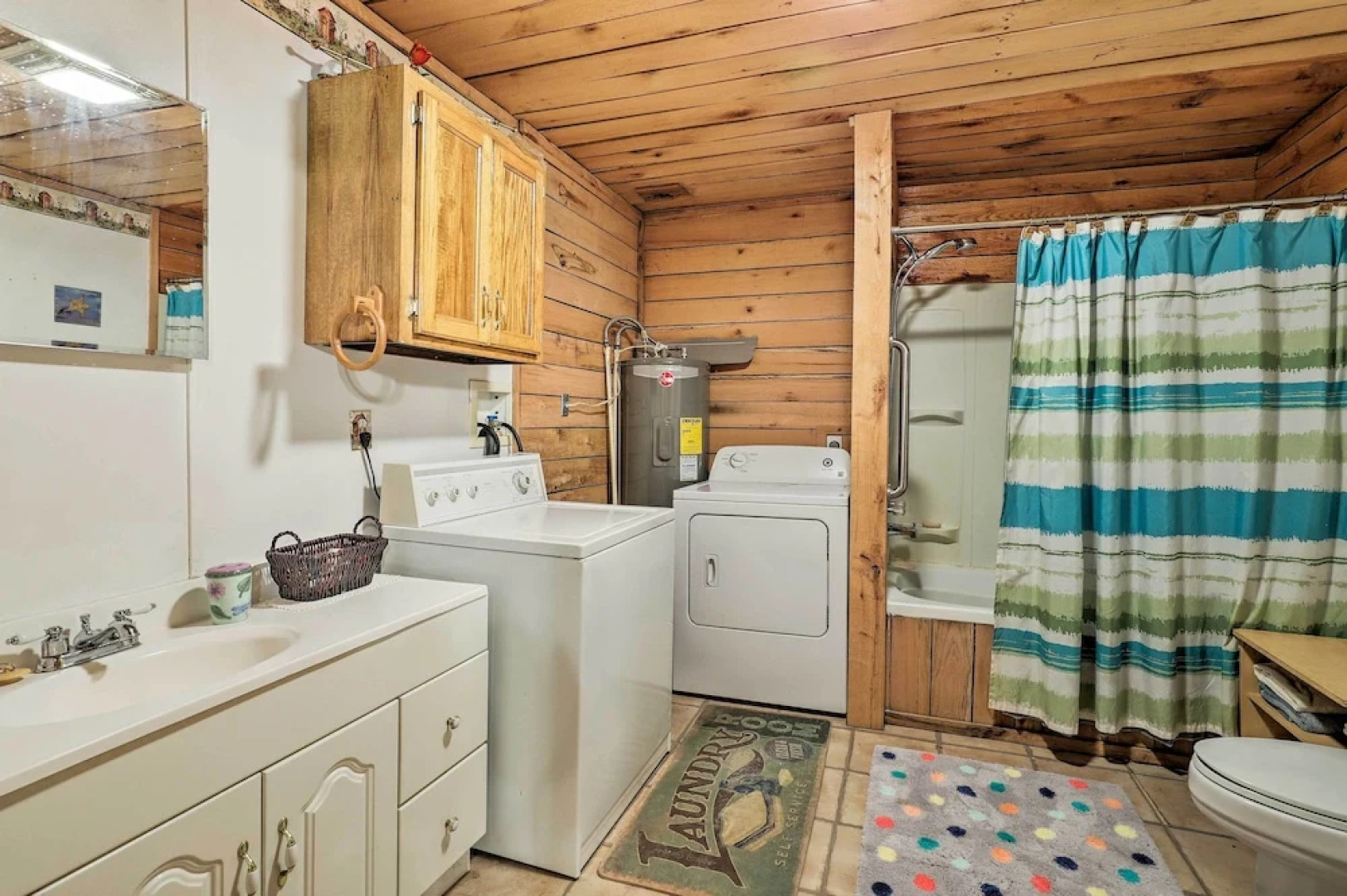 Secluded Cabin w/ Pond ~ 37 Mi to Gulf Coast!