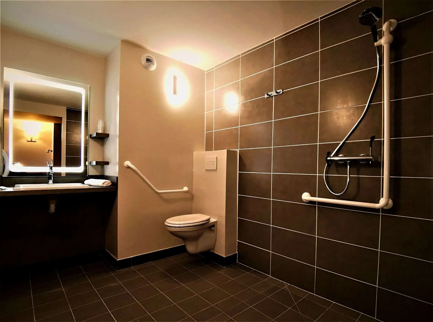 Brit Hotel Confort Pau Lons