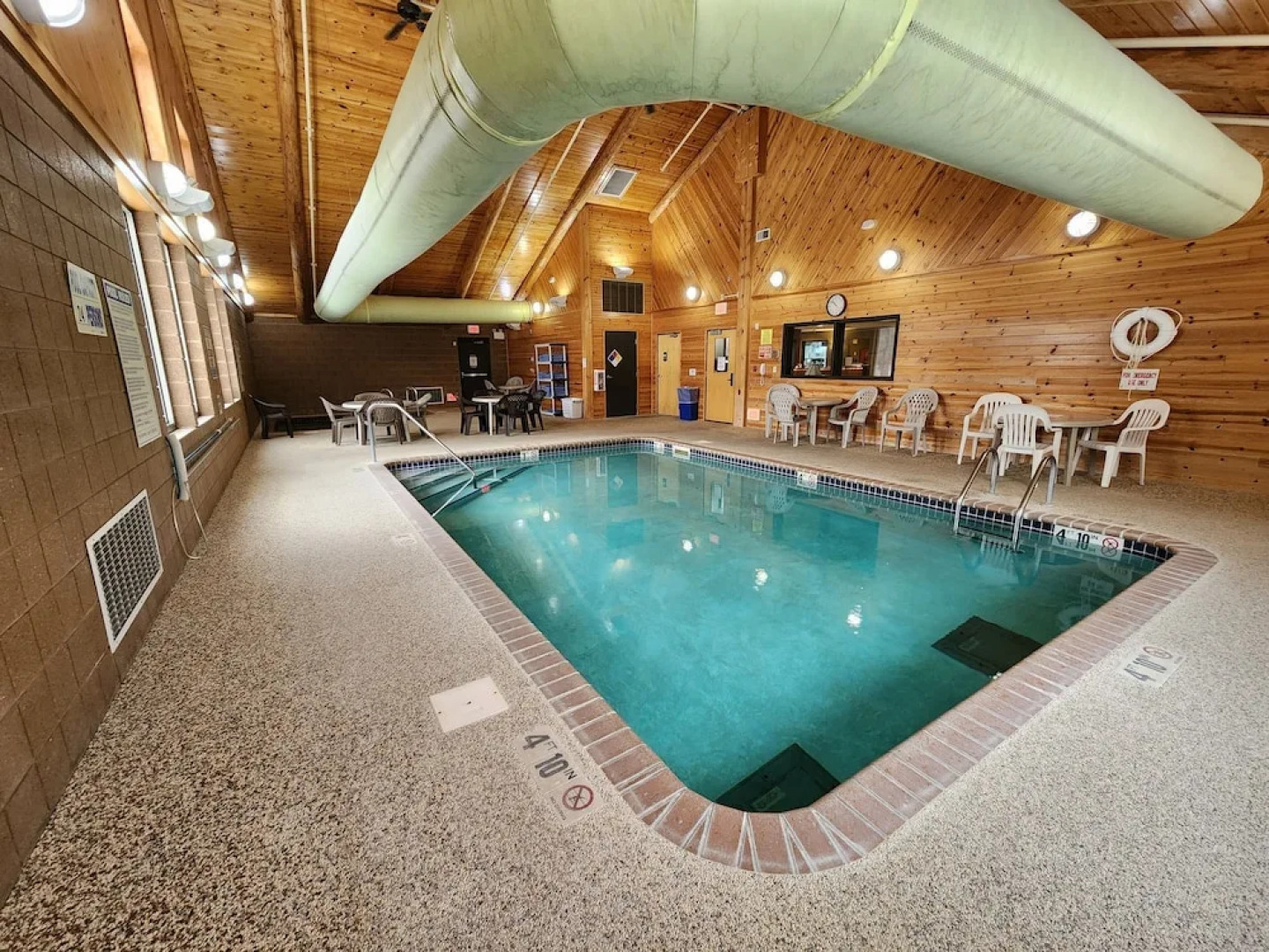 Pine Peaks Lodge & Suites