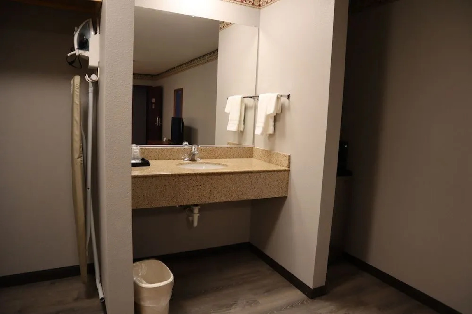 Express Inn & Suites