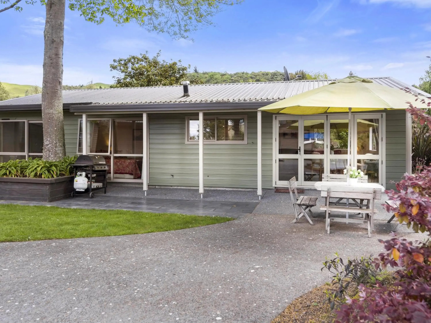 Rainbow Cottage - Lake Tarawera Cottage