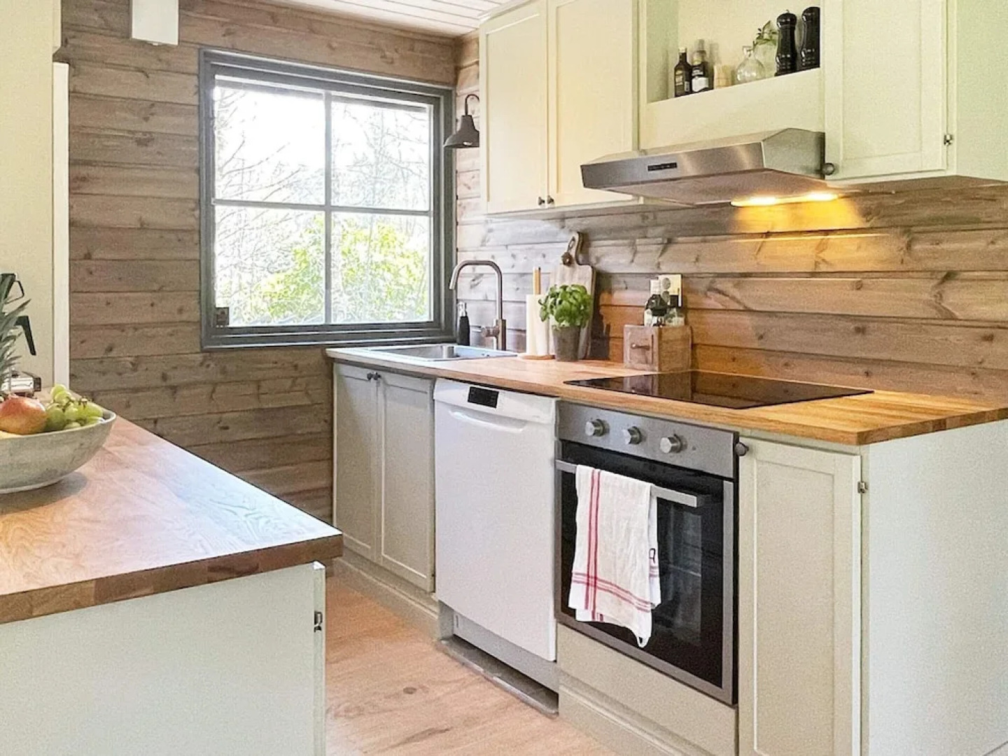 Charming Lakeside Cottage Getaway