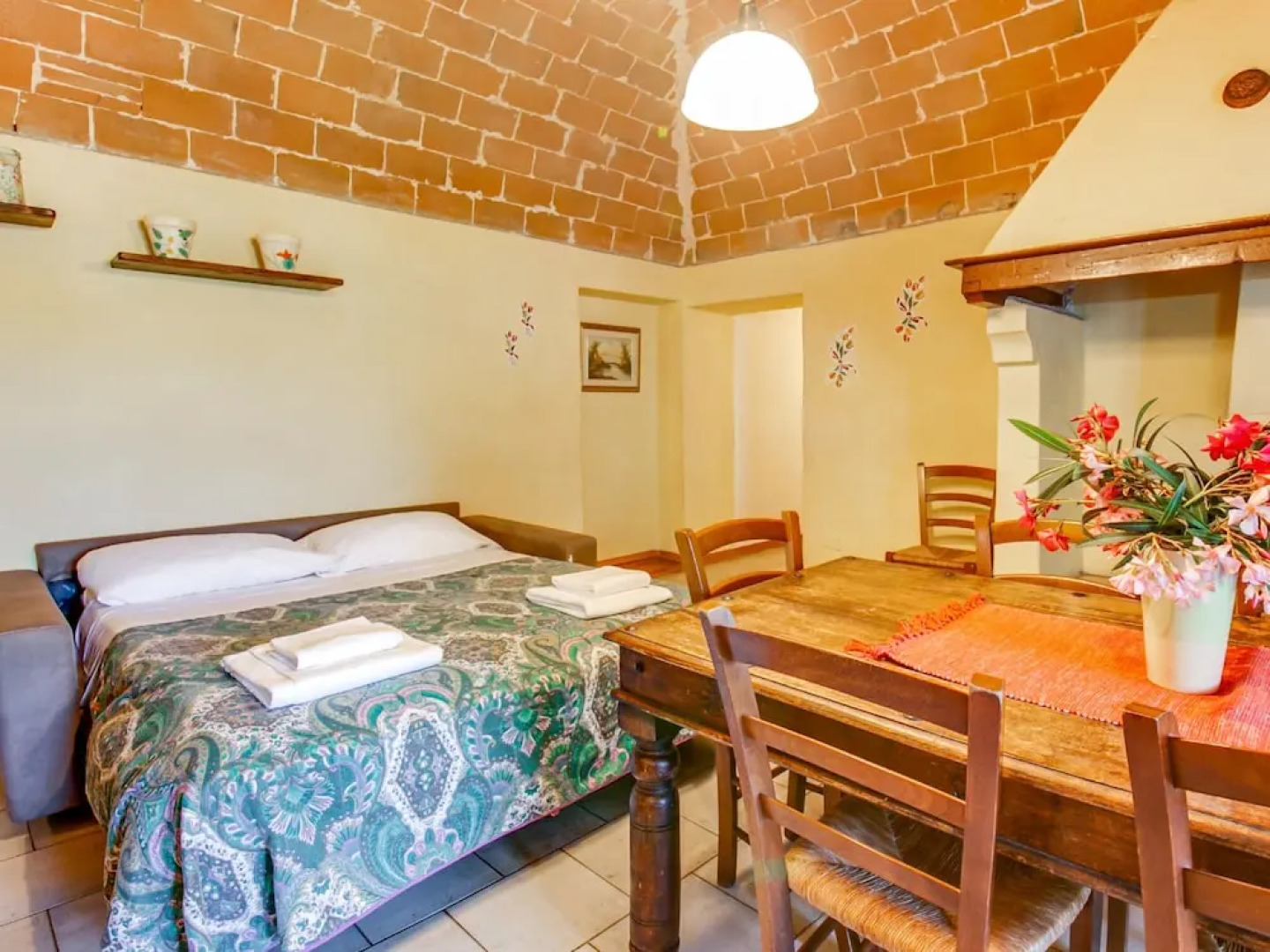 Farmhouse in Montescudaio with Shared Pool near Sea & Park