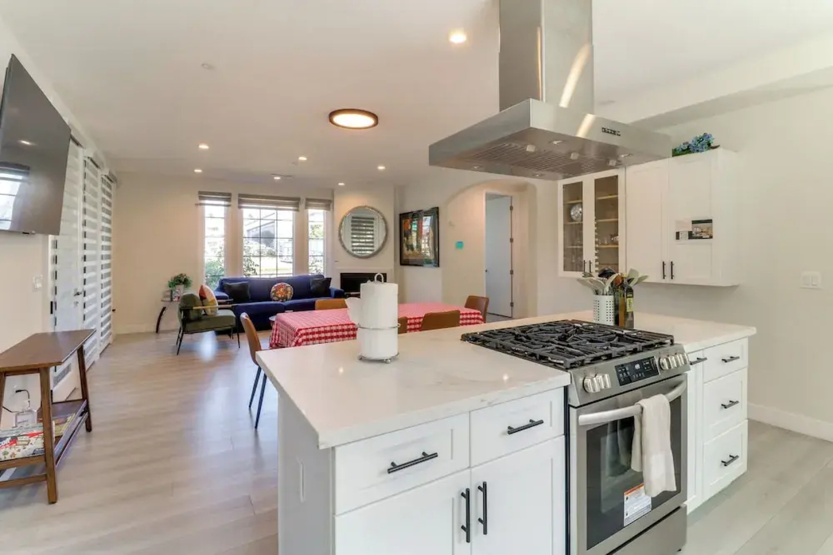 Shop, Dine & Explore Pasadena! The Lincoln Home