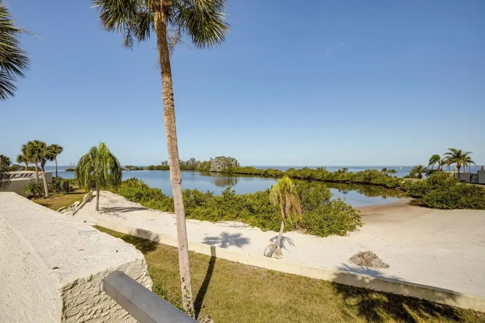 Pool Access & Waterfront Balcony: Hudson Condo!