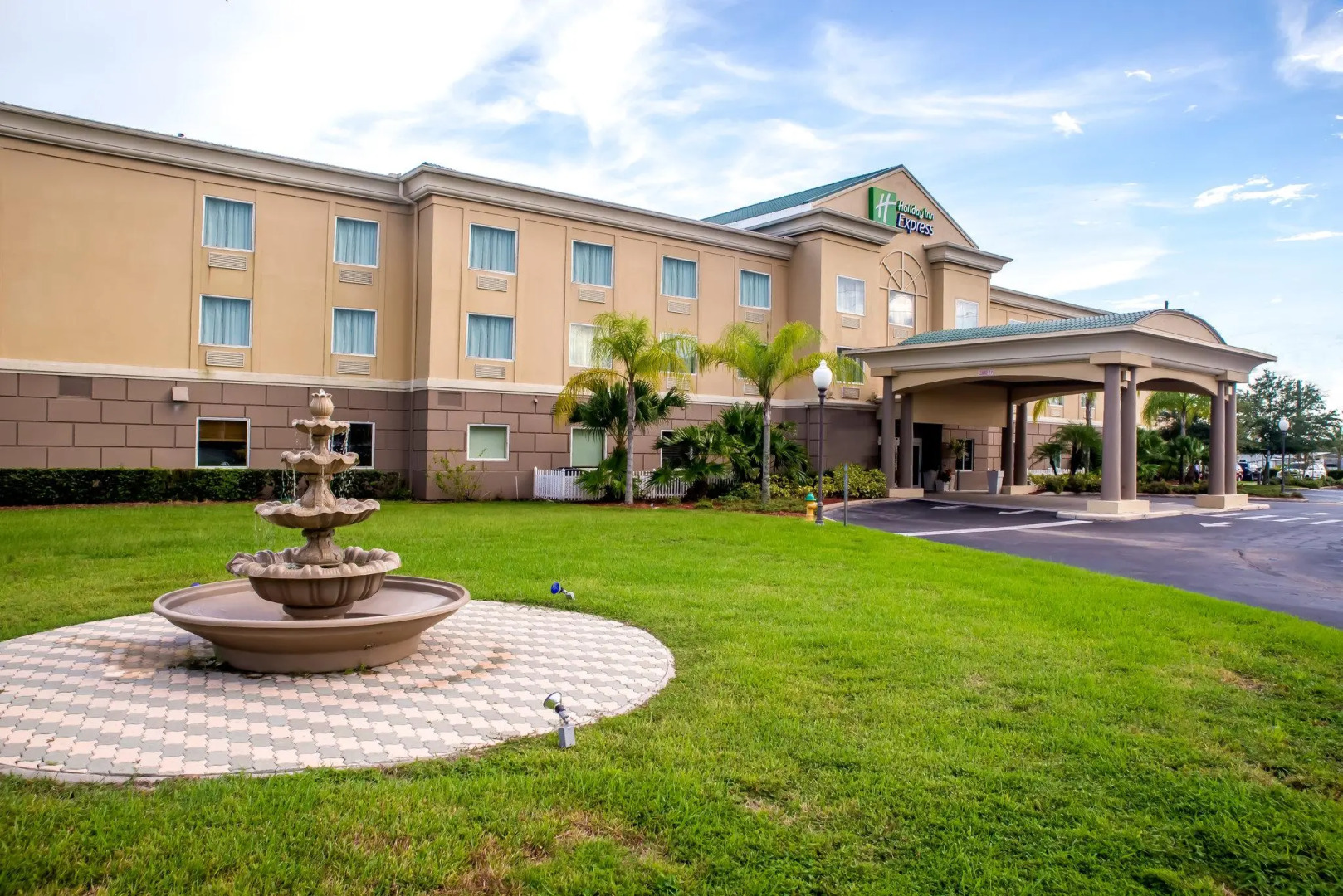 Holiday Inn Express & Suites Cocoa by IHG