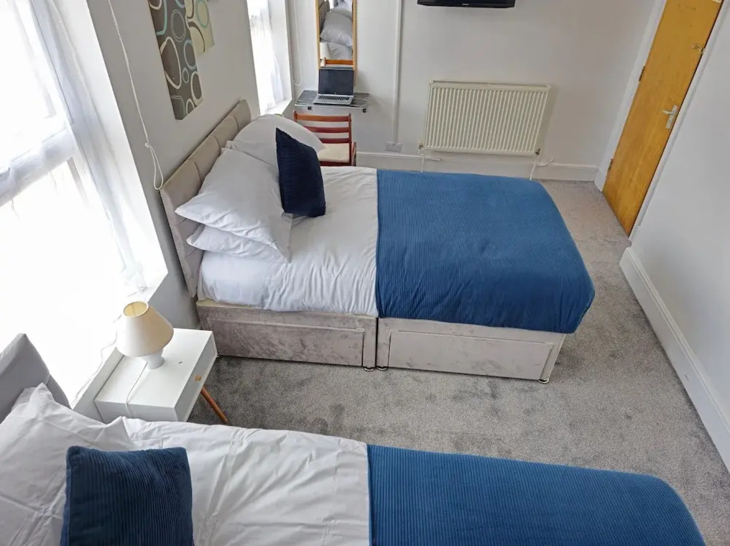 PRIVATE ROOMs In TOWN CENTRE FREE PARKING WIFI AND PATIO WITH AA STAY LTD