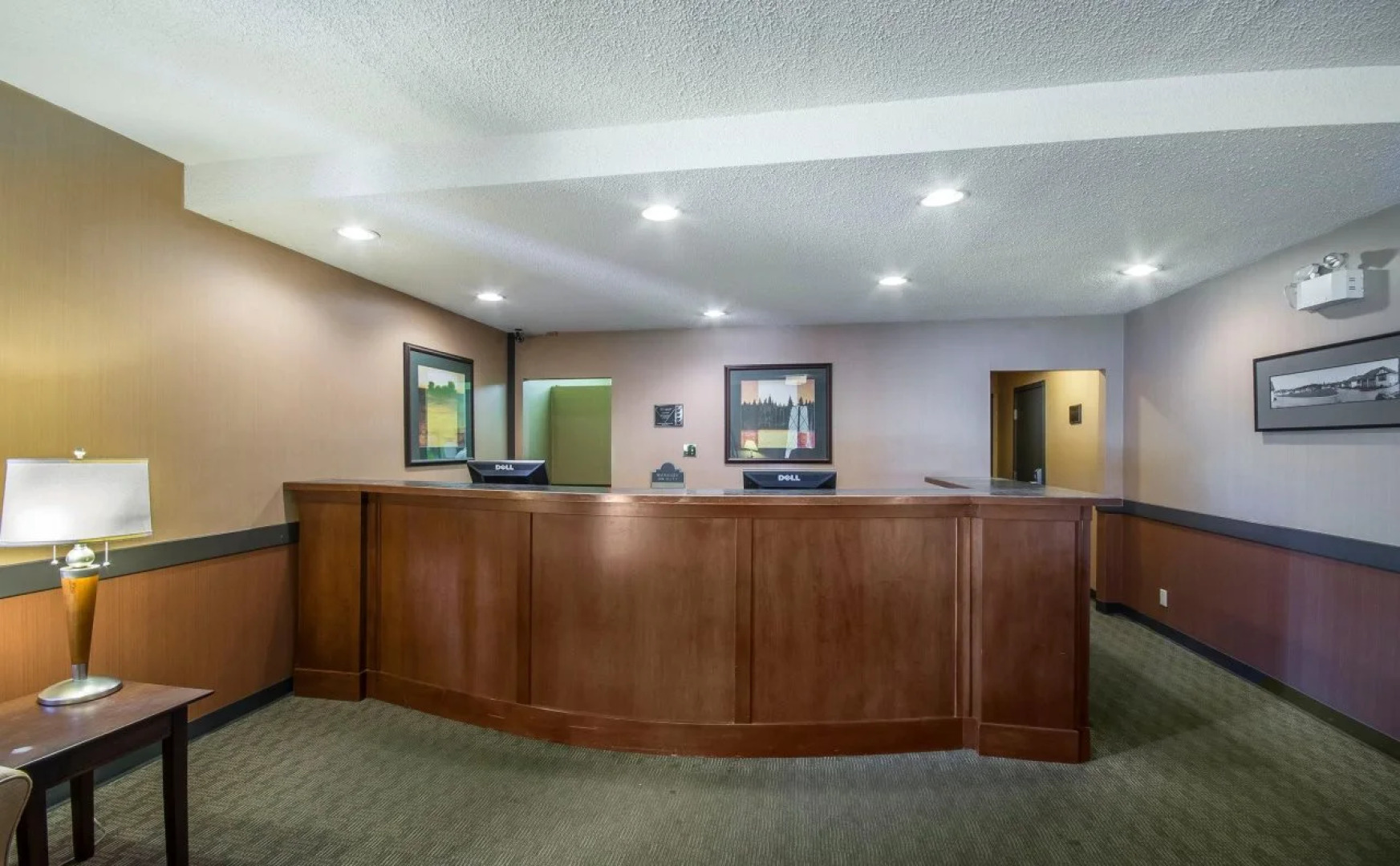 Econo Lodge Inn & Suites