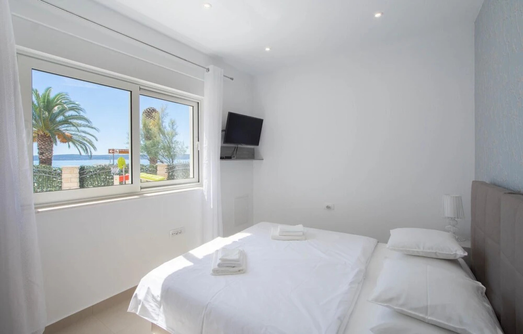 Stunning Apartment in Kastel Gomilica With 3 Bedrooms, Jacuzzi and Wifi