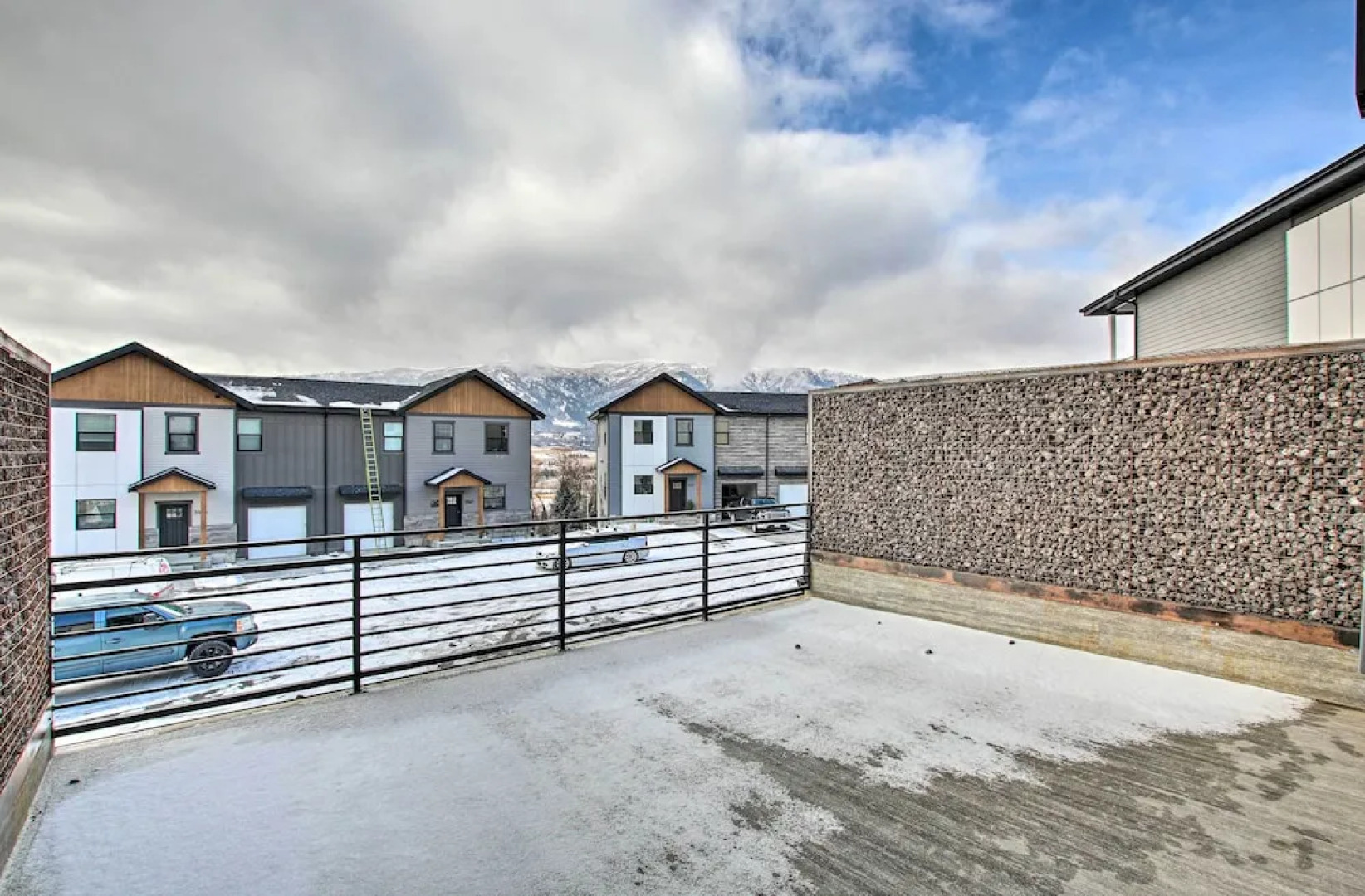 Modern Mountain Escape Near Slopes, Lakes & Trails