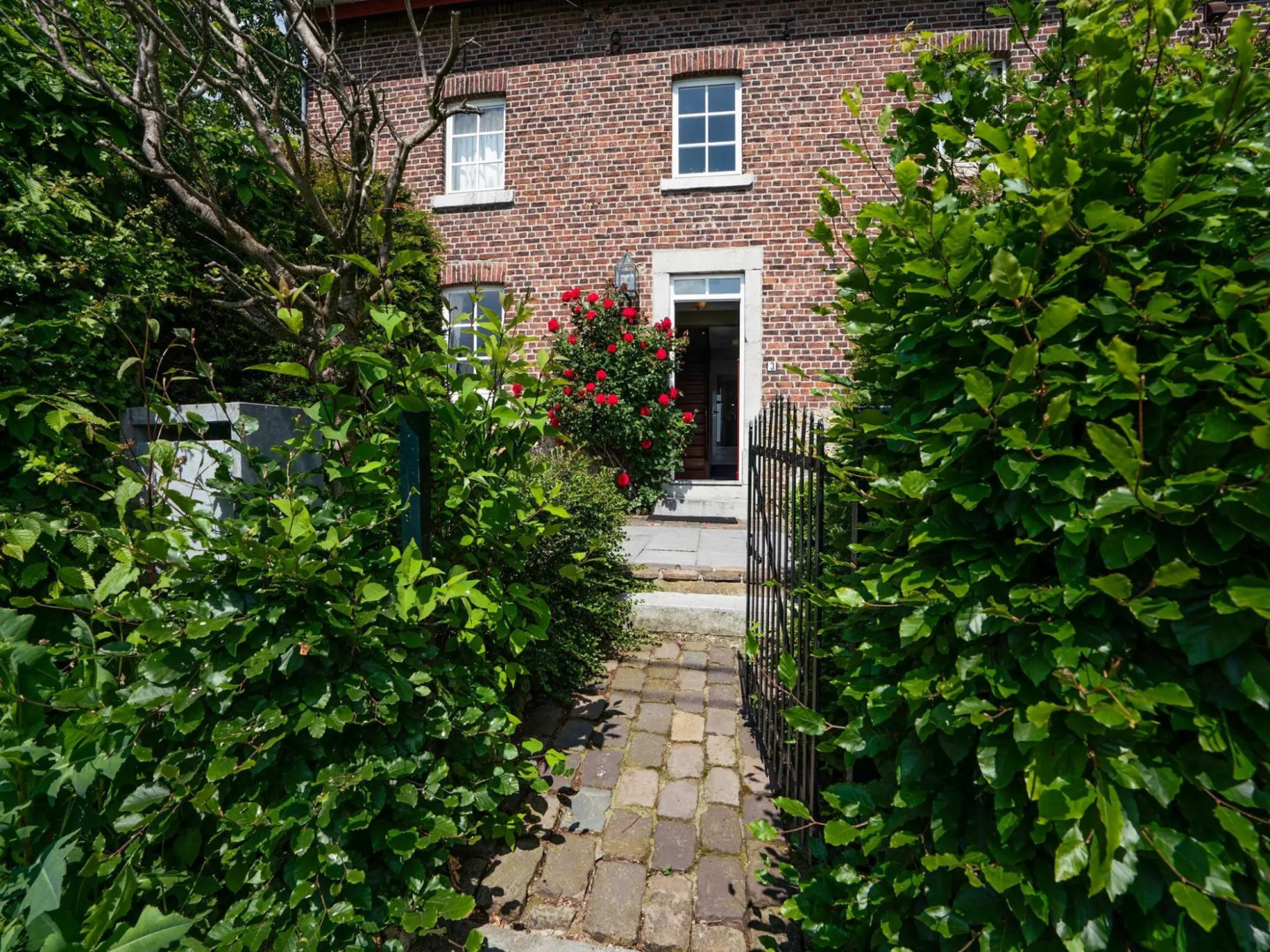 Voeren Mansion With Garden