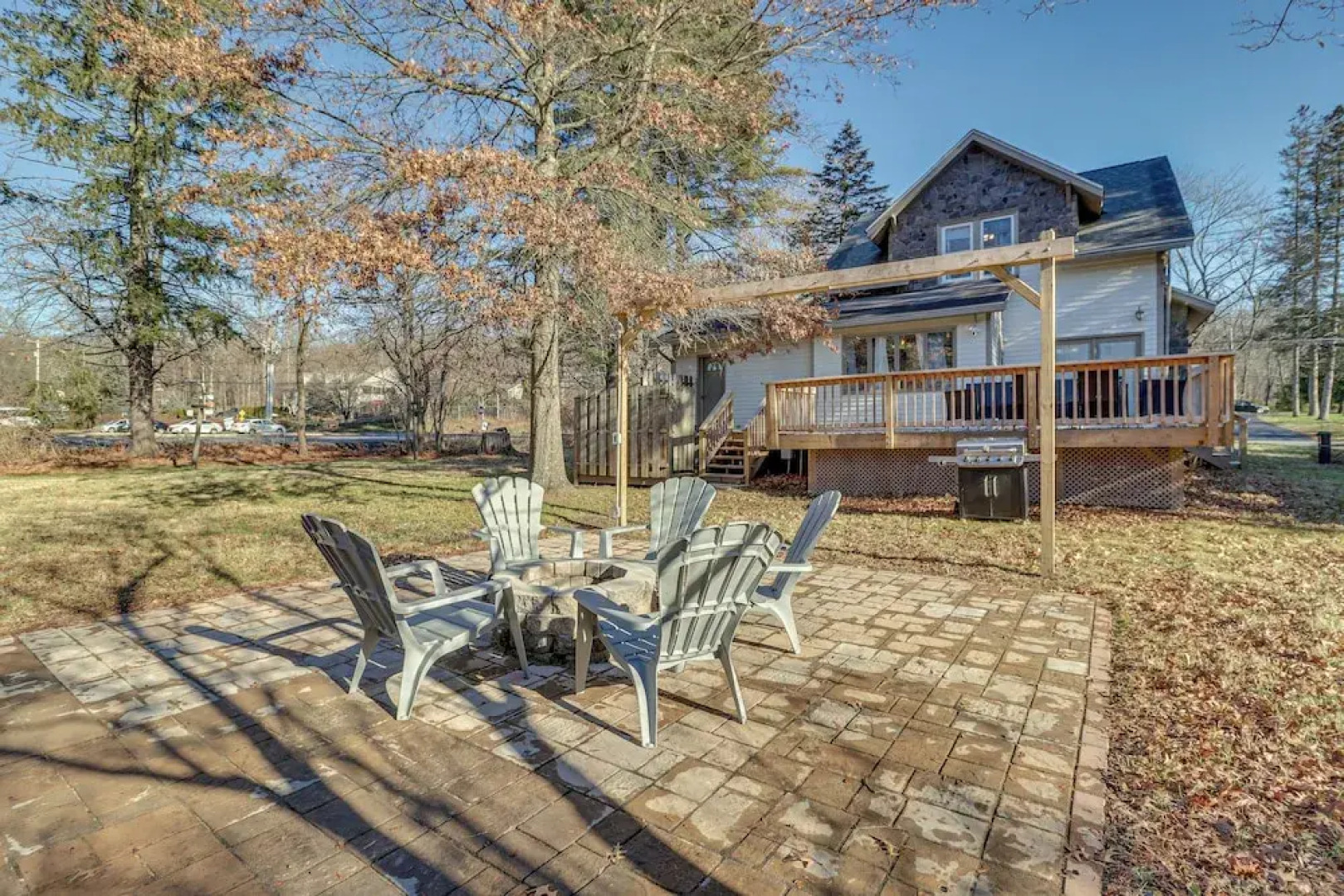 Charming Tannersville Home w/ Fire Pit + Deck!