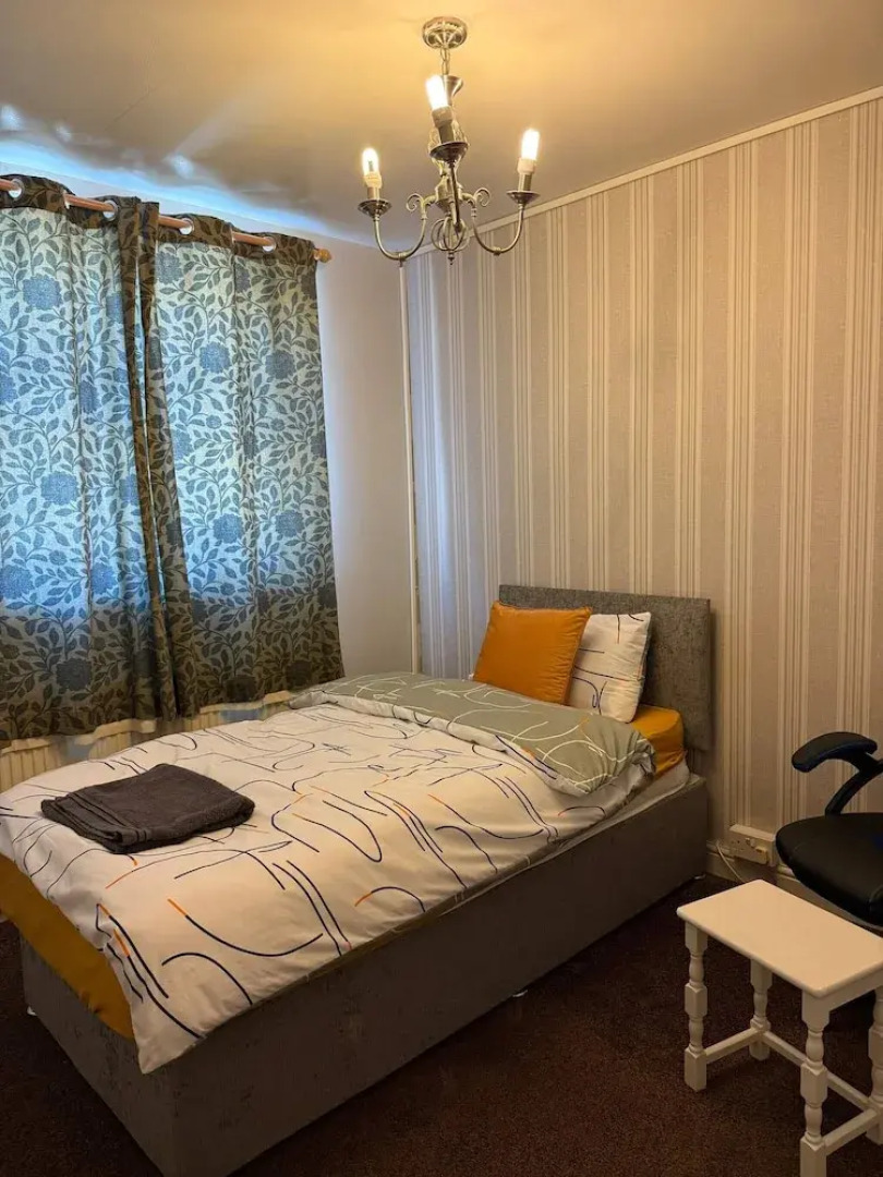 Spacious 6 Bedroom Family House