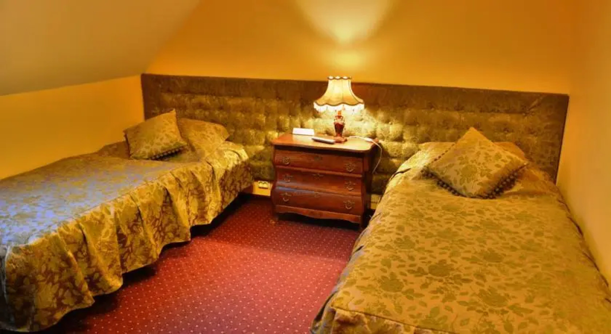 Viesu nams Augstrozes